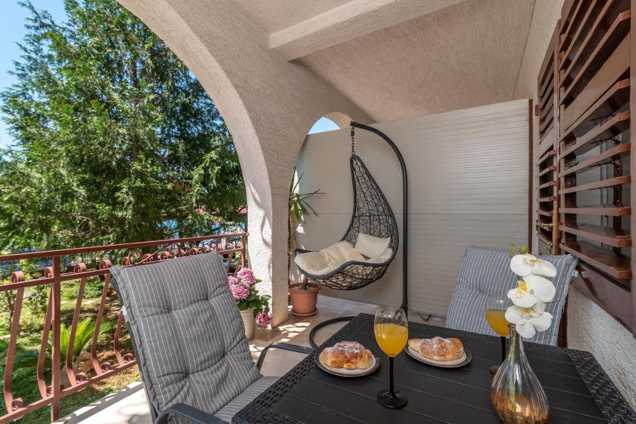 Apartments Villa Mirella 20 M From The Sea - Free Parking Трогир Экстерьер фото
