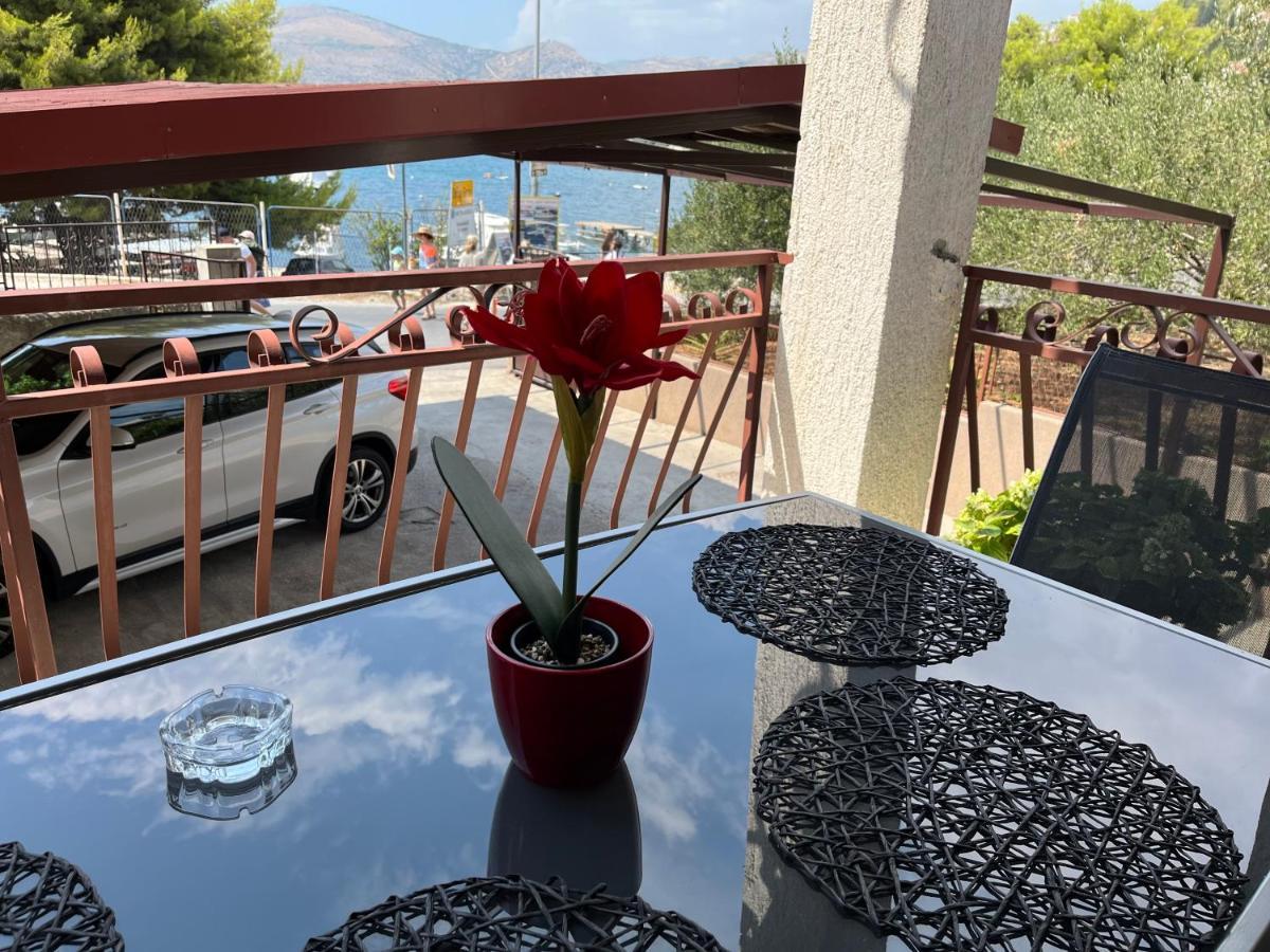 Apartments Villa Mirella 20 M From The Sea - Free Parking Трогир Экстерьер фото