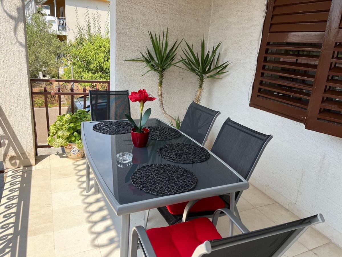 Apartments Villa Mirella 20 M From The Sea - Free Parking Трогир Экстерьер фото