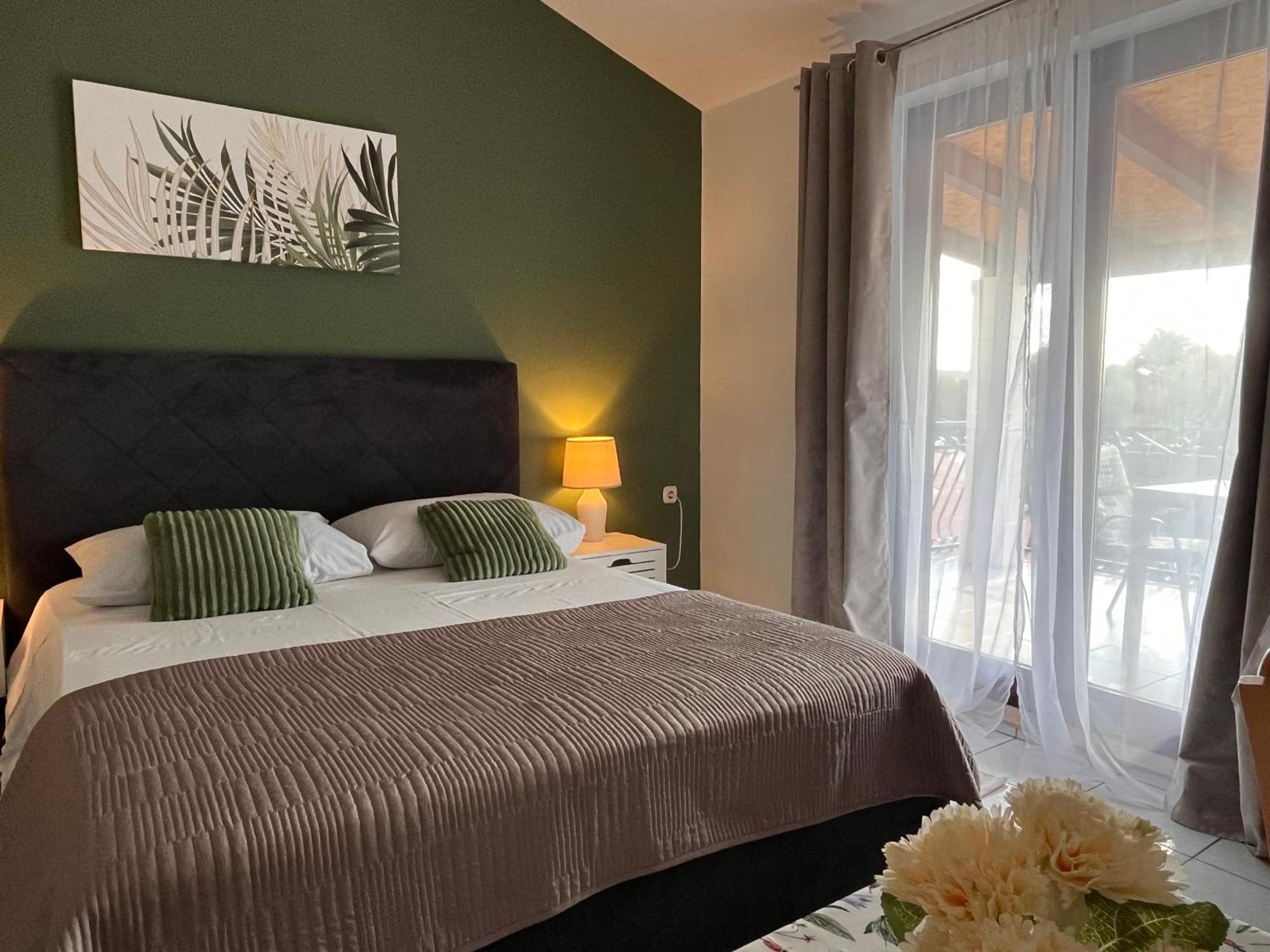 Apartments Villa Mirella 20 M From The Sea - Free Parking Трогир Экстерьер фото