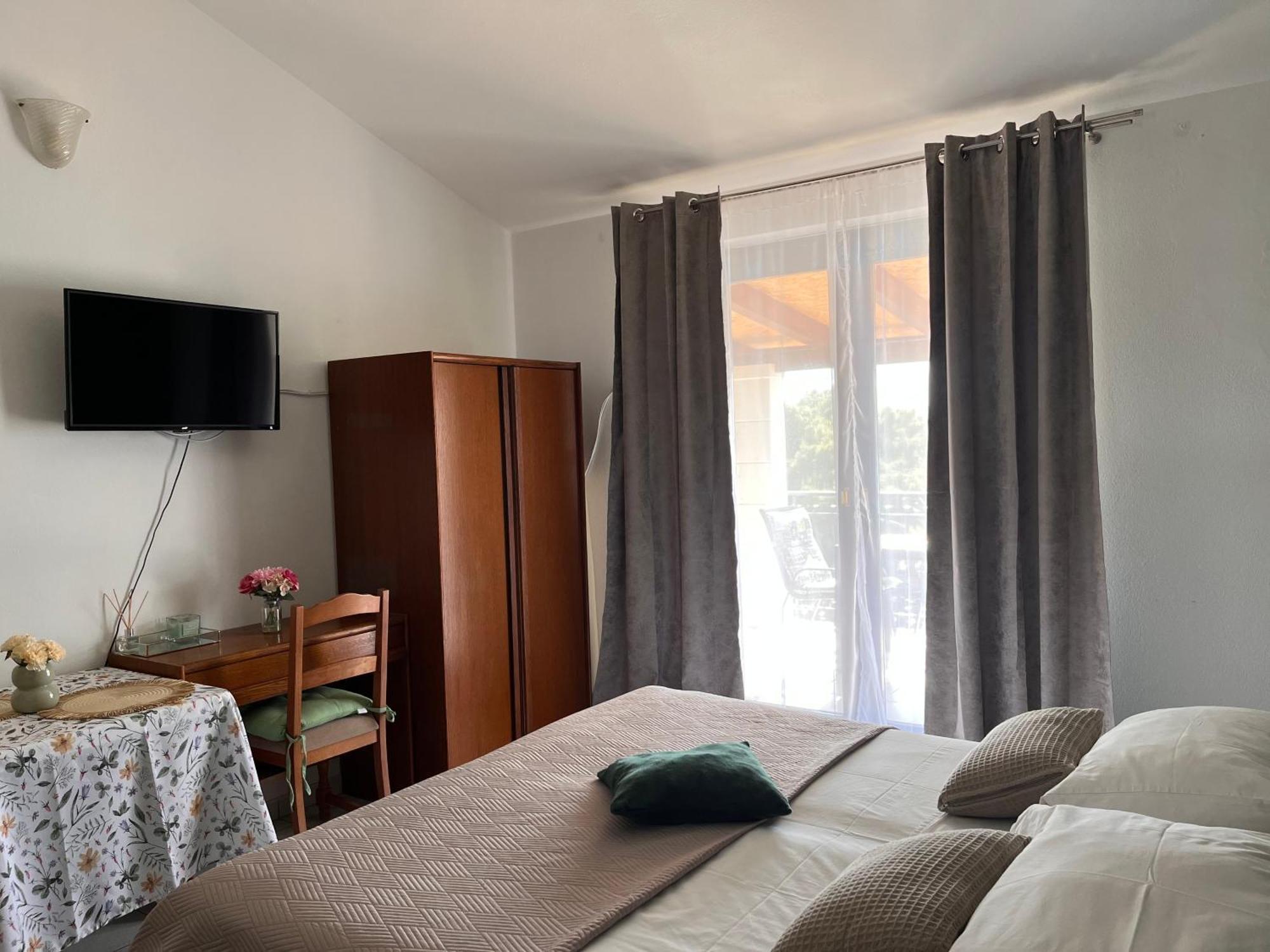 Apartments Villa Mirella 20 M From The Sea - Free Parking Трогир Экстерьер фото
