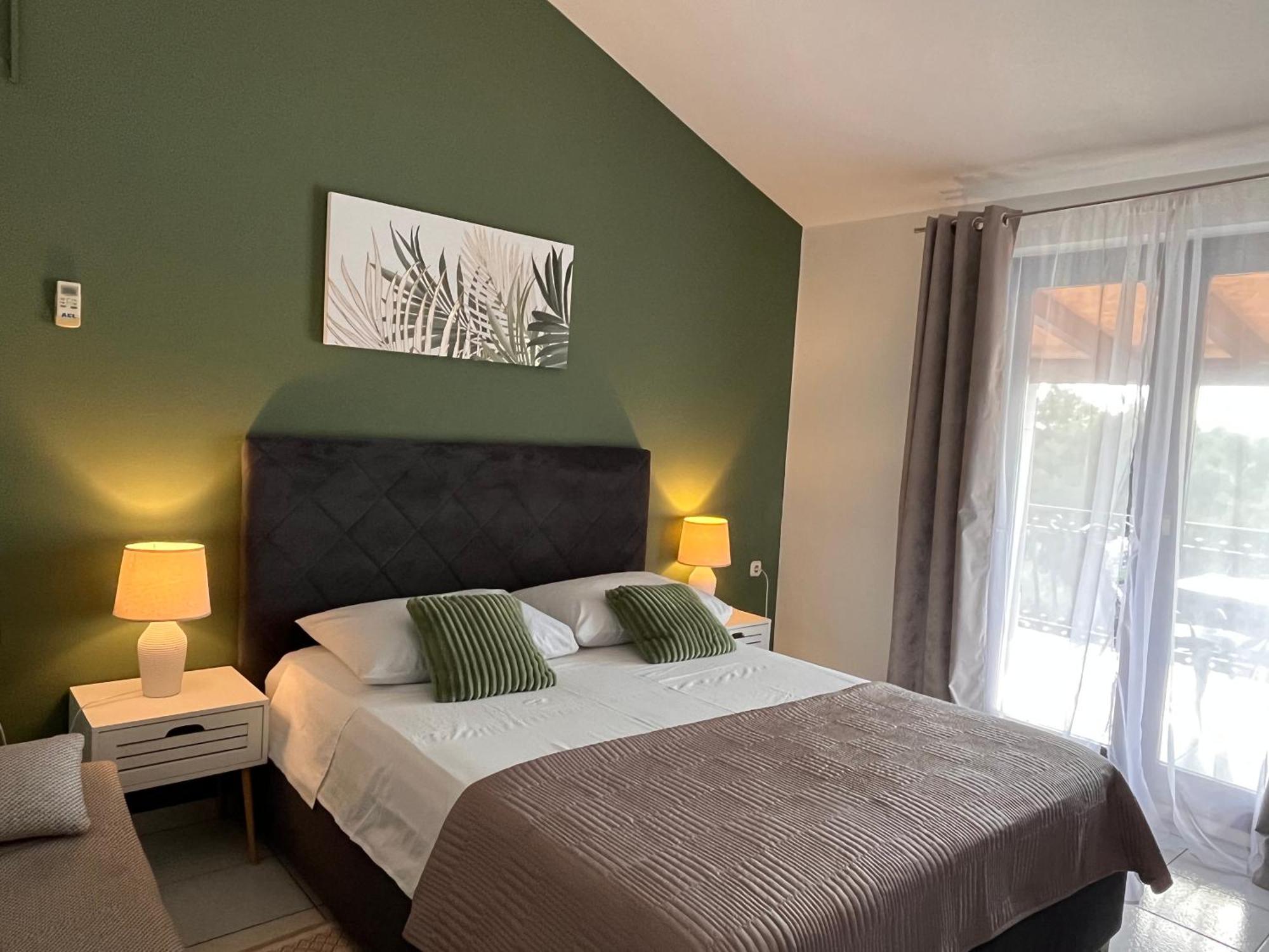 Apartments Villa Mirella 20 M From The Sea - Free Parking Трогир Экстерьер фото