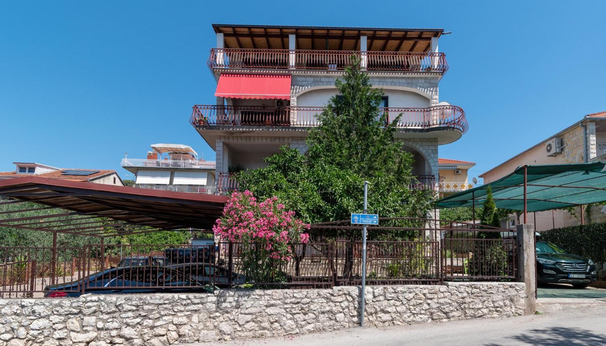 Apartments Villa Mirella 20 M From The Sea - Free Parking Трогир Экстерьер фото