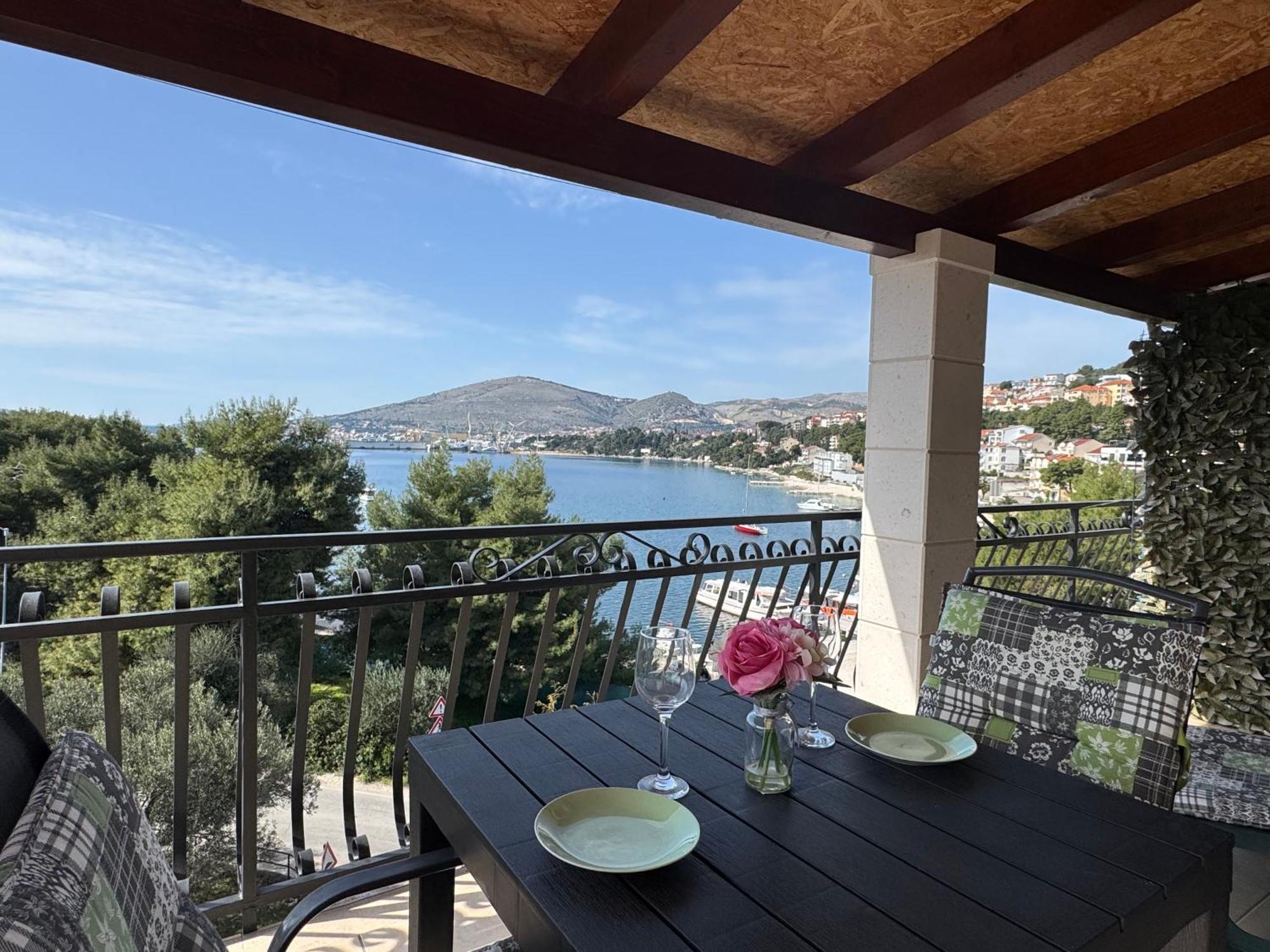 Apartments Villa Mirella 20 M From The Sea - Free Parking Трогир Экстерьер фото