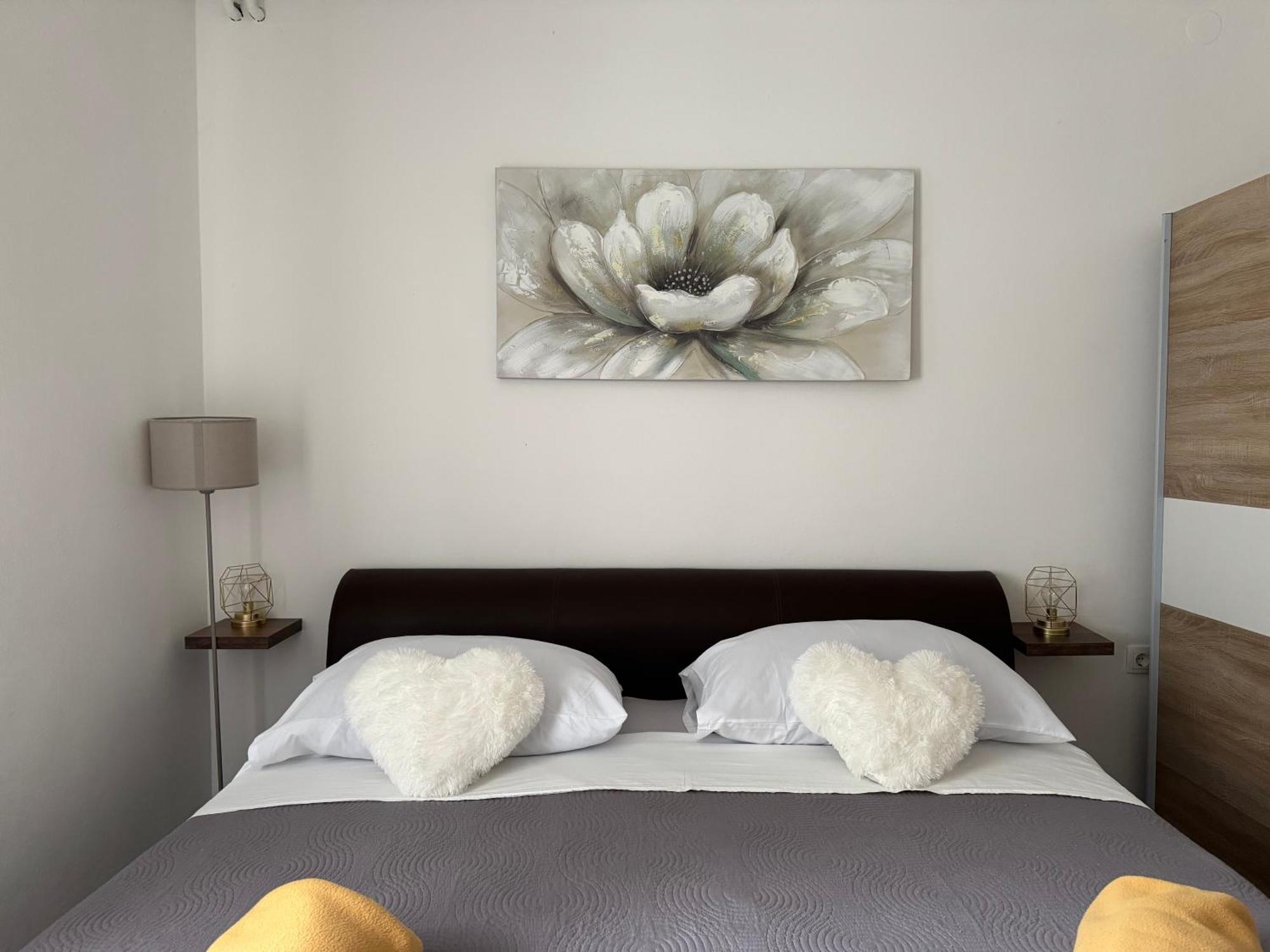 Apartments Villa Mirella 20 M From The Sea - Free Parking Трогир Экстерьер фото