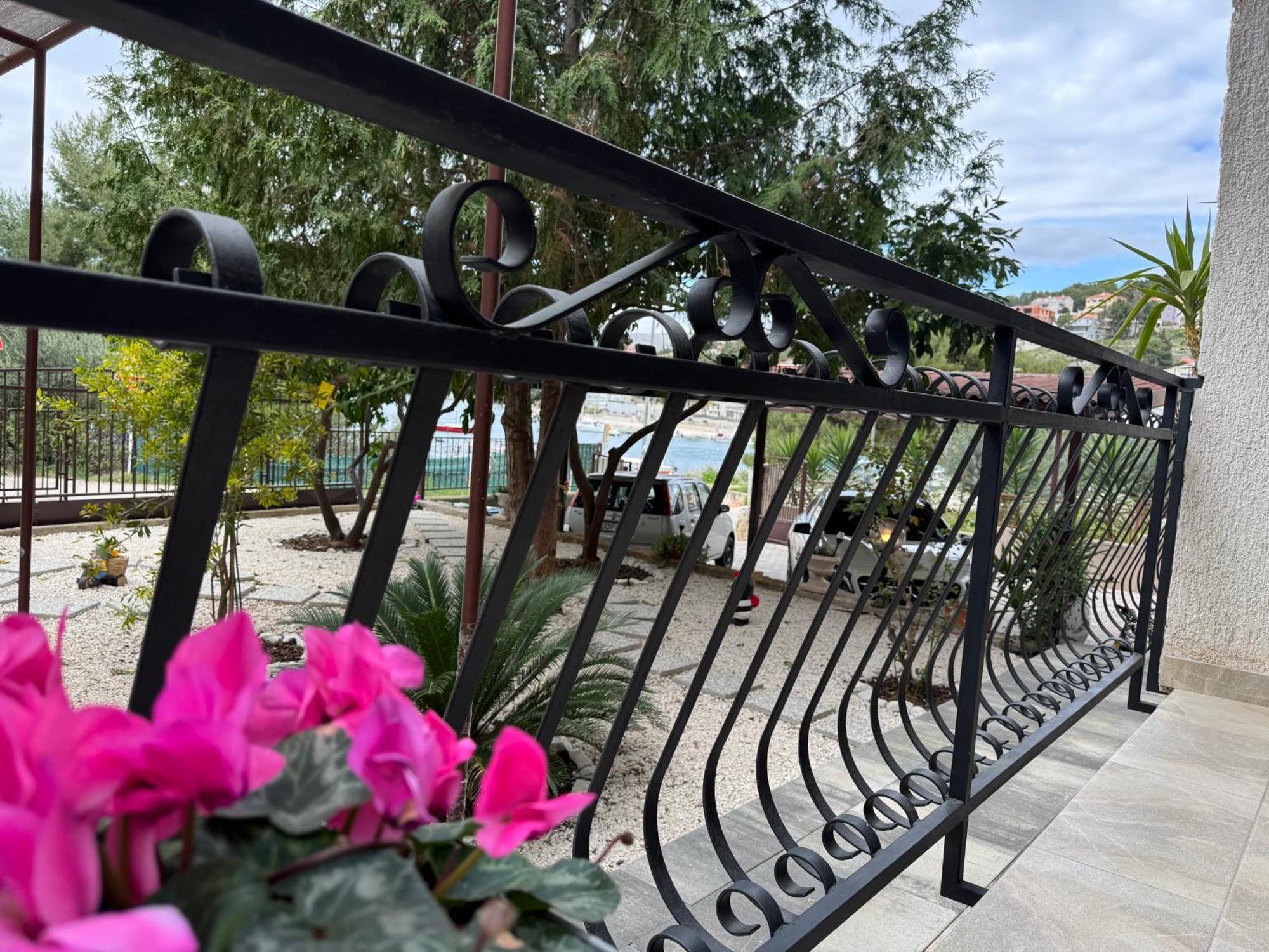 Apartments Villa Mirella 20 M From The Sea - Free Parking Трогир Экстерьер фото